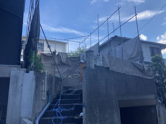 東京都新宿区中落合の木造2階建て家屋解体工事中の様子です。